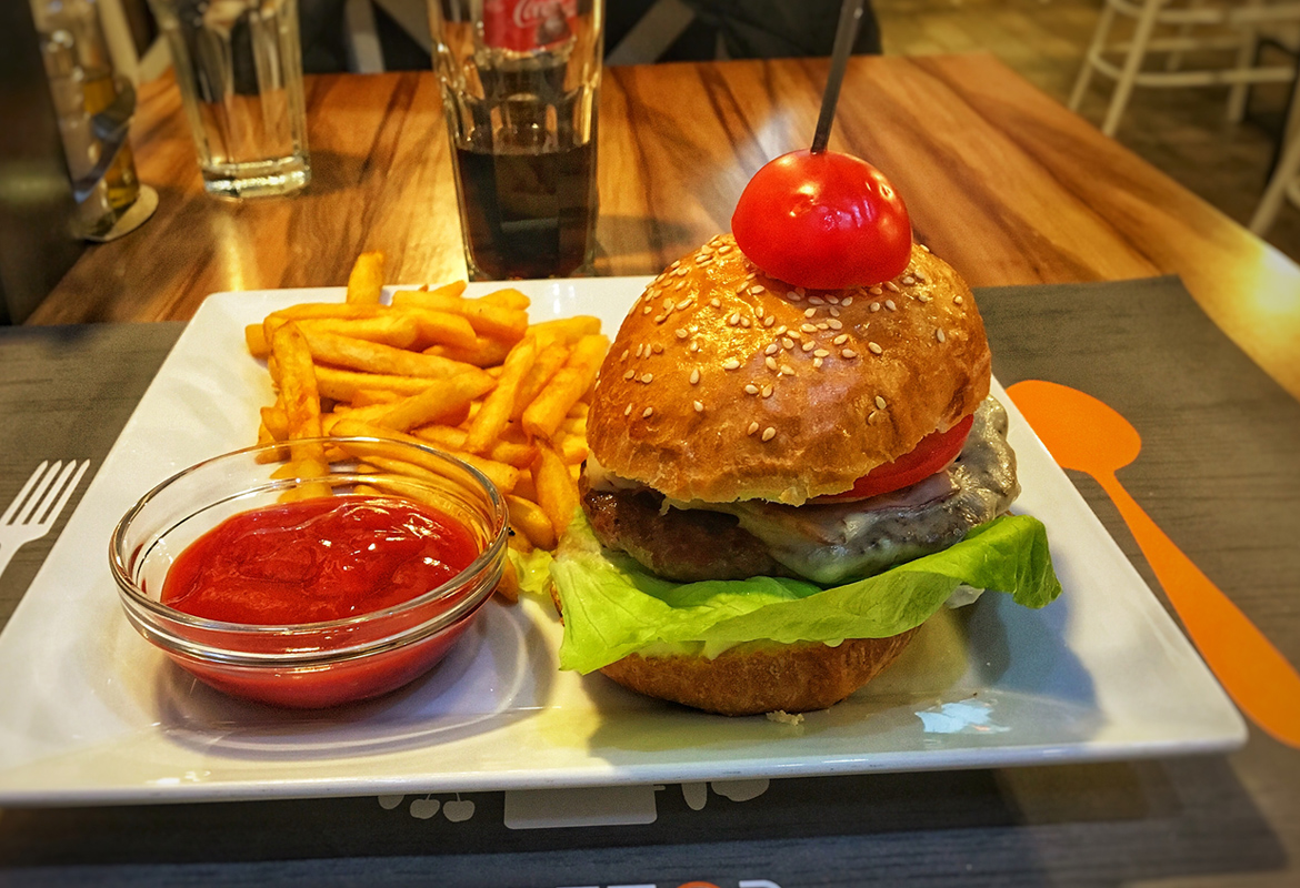 Burger sa pomfritom - Restoran Trezor Banja Luka
